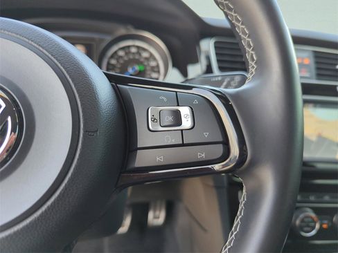 Used 2017 Volkswagen Golf R 4-Door image 37