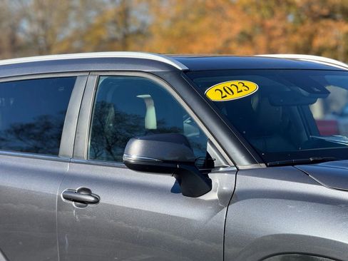 Used 2023 Toyota Highlander XLE image 7
