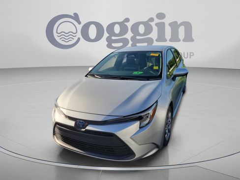 Used 2025 Toyota Corolla LE w/ Convenience Package FWD image 1