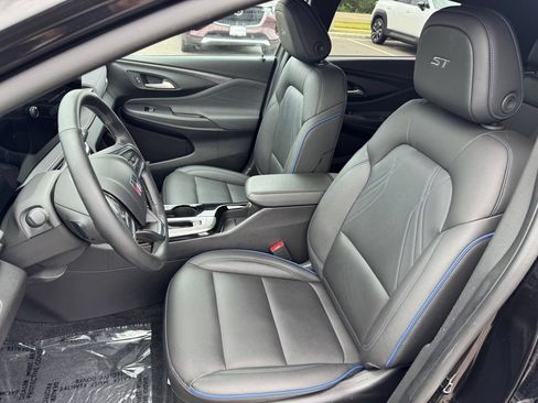 Used 2024 Buick Envista Sport Touring w/ Convenience I Package FWD image 9