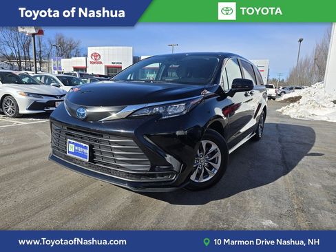 Used 2025 Toyota Sienna LE image 1
