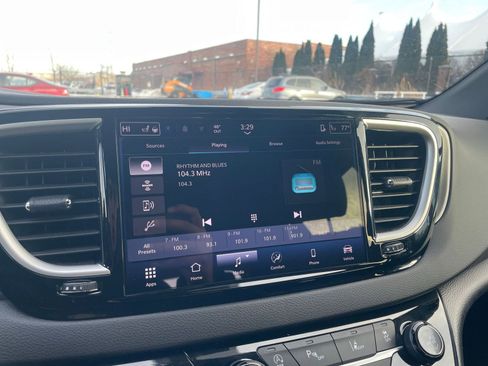 Used 2025 Chrysler Pacifica Select image 22