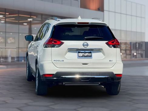Used 2017 Nissan Rogue SV image 4