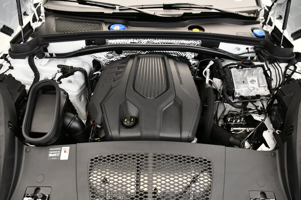 Certified 2026 Porsche Macan Turbo AWD/4WD image 12