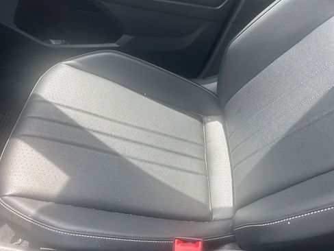 Used 2024 Volkswagen Tiguan SE FWD image 2