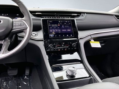 New 2025 Jeep Grand Cherokee Altitude image 8