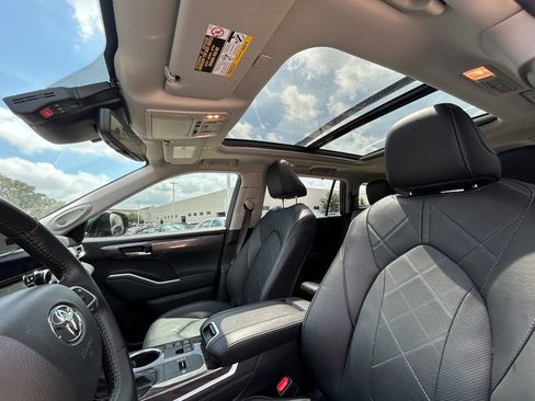Used 2024 Toyota Highlander Platinum FWD image 12
