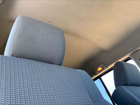 Used 2007 Jeep Commander Sport image 13