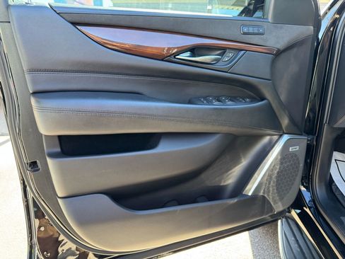 Used 2019 Cadillac Escalade Luxury image 14