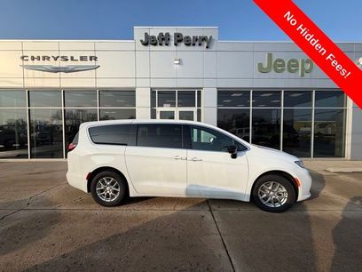 New 2026 Chrysler Pacifica Select