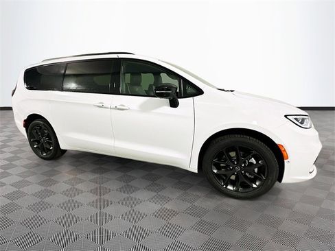 New 2026 Chrysler Pacifica Limited w/ S Appearance Package image 3