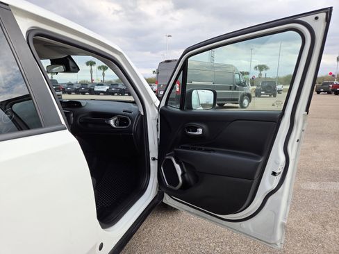 Used 2023 Jeep Renegade Latitude image 18