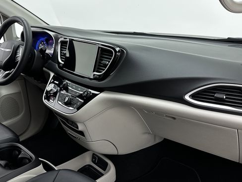 Used 2024 Chrysler Pacifica Touring-L image 35