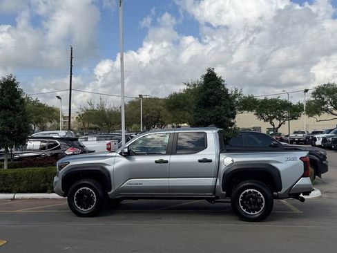 Certified 2024 Toyota Tacoma TRD Off-Road AWD/4WD image 4