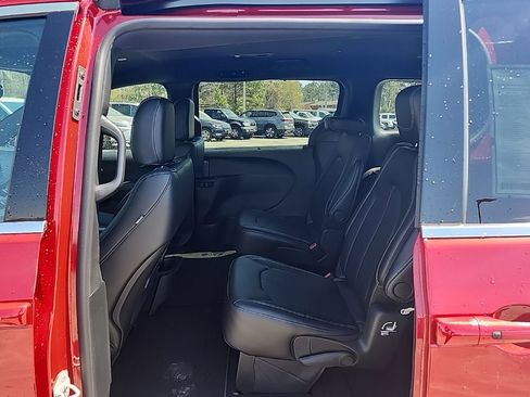 New 2026 Chrysler Pacifica Select FWD image 21