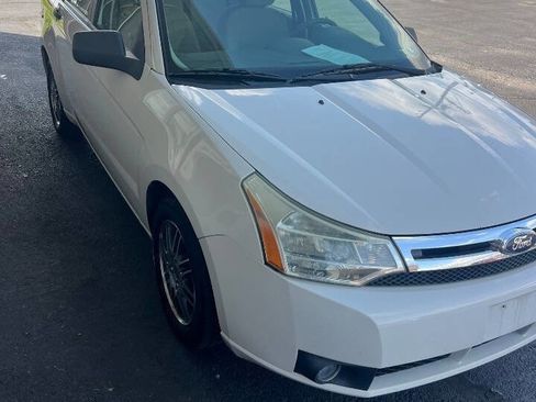 Used 2010 Ford Focus SE image 5