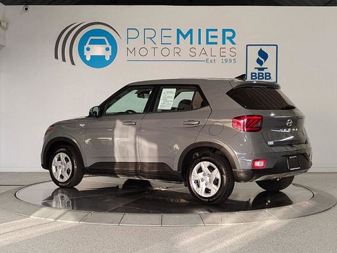 Used 2020 Hyundai Venue SE FWD image 3