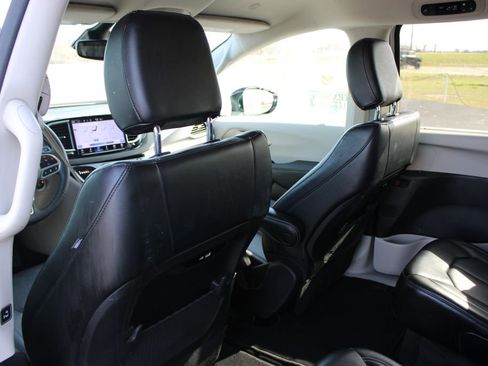 Used 2024 Chrysler Pacifica Touring-L image 23