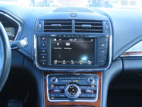 Used 2017 Lincoln Continental Premiere image 8