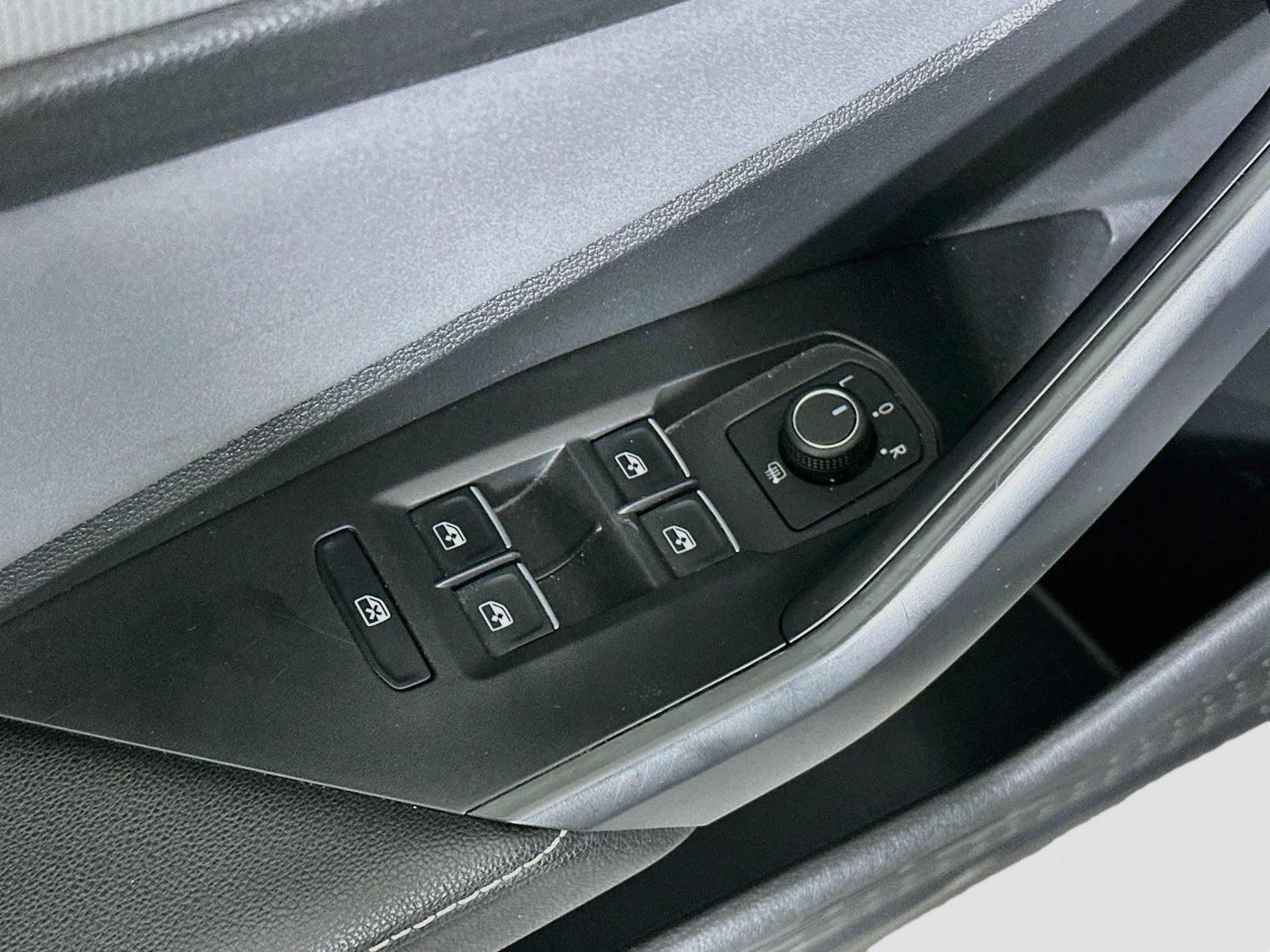 Used 2025 Volkswagen Jetta SE FWD image 15