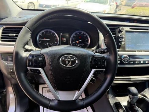 Used 2019 Toyota Highlander SE FWD image 14