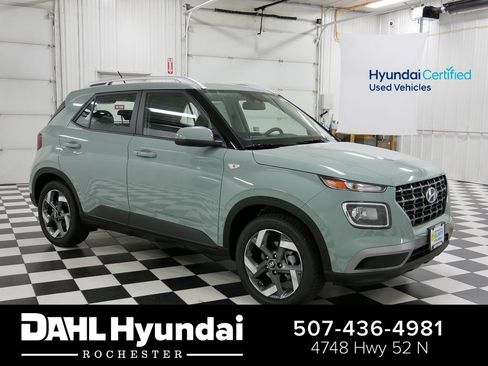 Used 2025 Hyundai Venue SEL FWD image 1