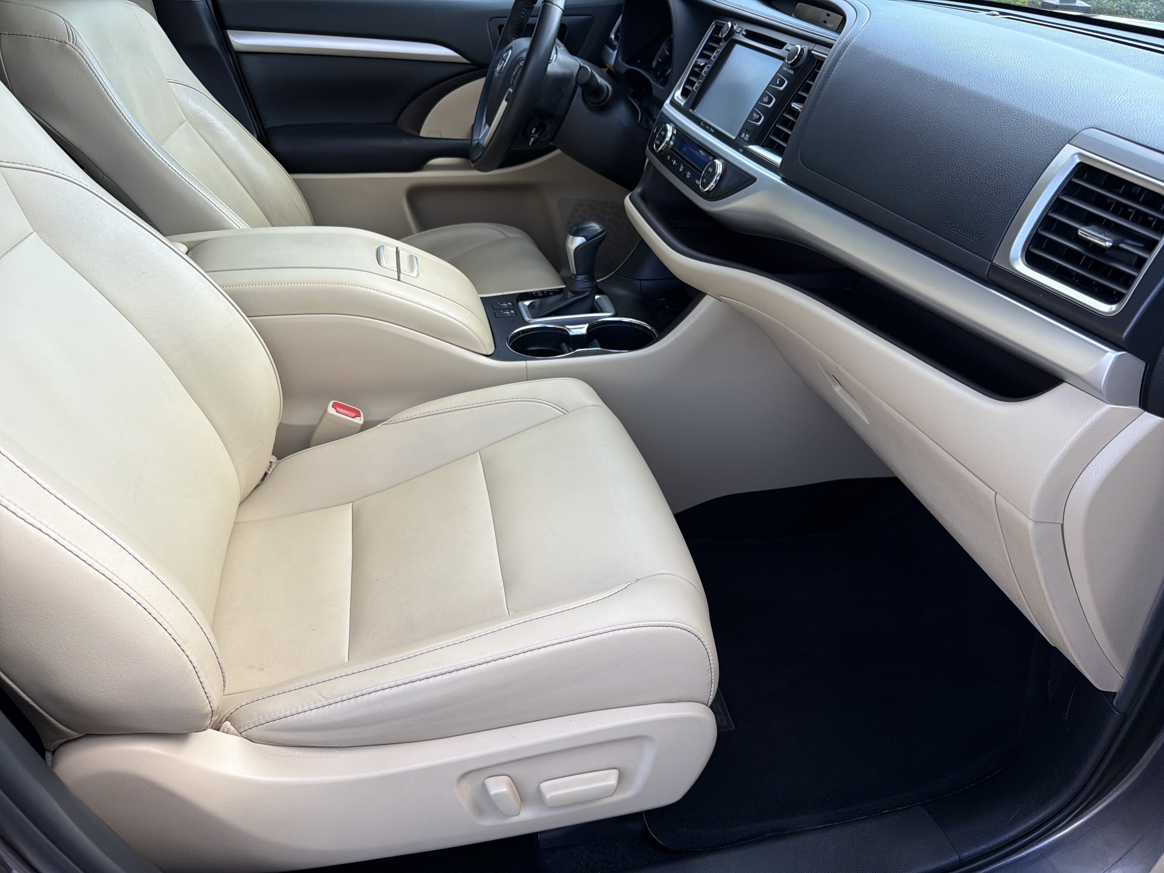 Used 2019 Toyota Highlander XLE FWD image 22