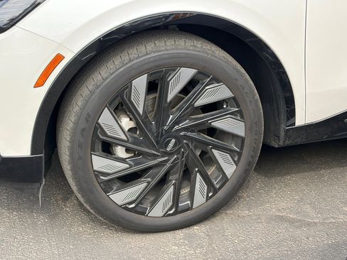 Used 2025 Lincoln Nautilus Reserve image 6