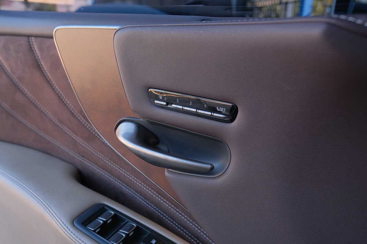 Used 2018 Lexus LS 500 w/ Accessory Package (Z2) RWD image 9