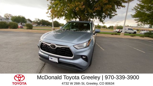 Used 2022 Toyota Highlander XLE AWD/4WD image 2