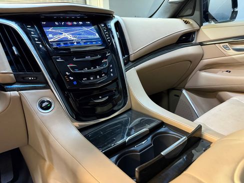 Used 2018 Cadillac Escalade Platinum image 30