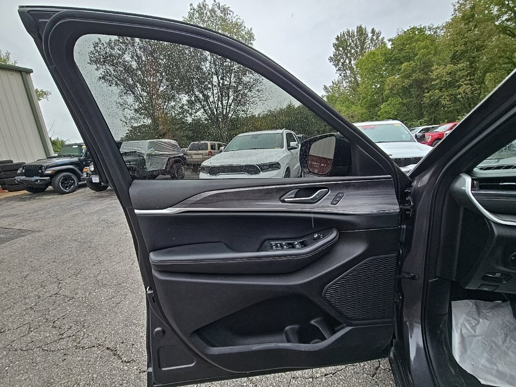 Used 2024 Jeep Grand Cherokee Limited AWD/4WD image 25