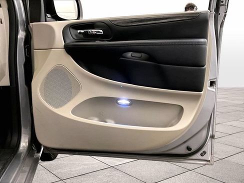 Used 2019 Dodge Grand Caravan SE w/ Rear Park Assist Package FWD image 24
