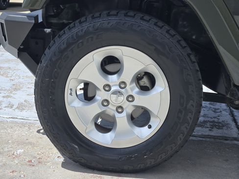 Used 2015 Jeep Wrangler Unlimited Sahara w/ Connectivity Group image 13