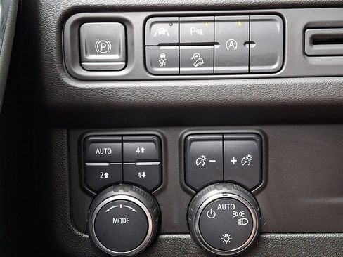 Used 2023 Chevrolet Tahoe Premier AWD/4WD image 24