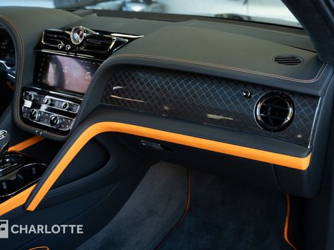 Used 2025 Bentley Bentayga image 32