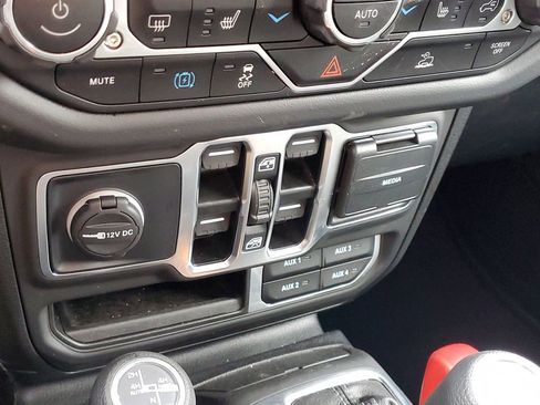 Used 2025 Jeep Wrangler Unlimited Sahara AWD/4WD image 32