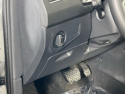 Used 2022 Volkswagen Tiguan SE image 10