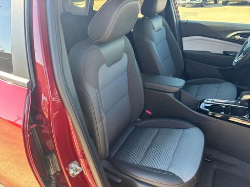 Used 2025 Chevrolet Trax LT w/ LT Convenience Package image 33