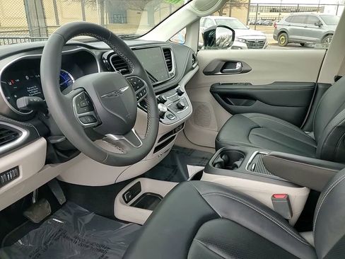Used 2024 Chrysler Pacifica Limited FWD image 11