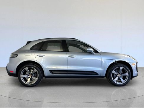 Certified 2025 Porsche Macan AWD/4WD image 9