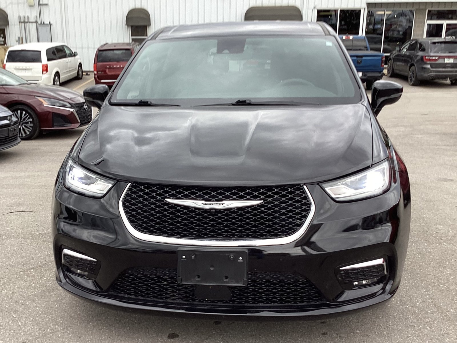 Used 2025 Chrysler Pacifica Select FWD image 3