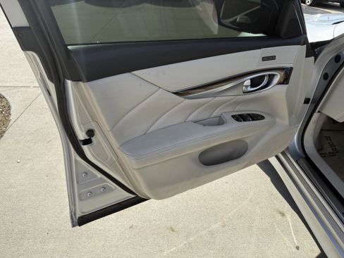 Used 2015 INFINITI Q70 3.7 w/ Deluxe Touring Package image 18