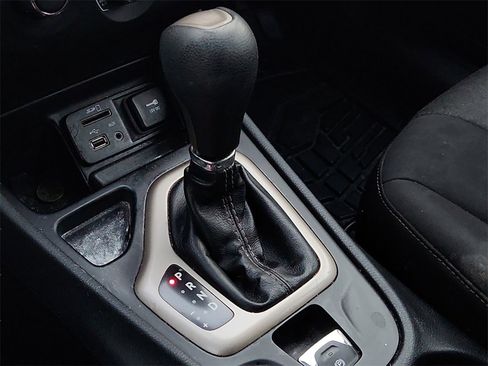 Used 2015 Jeep Cherokee Sport image 29