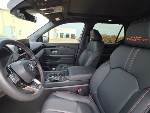 Used 2025 Honda Pilot TrailSport image 11