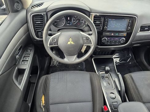 Used 2018 Mitsubishi Outlander ES FWD image 2