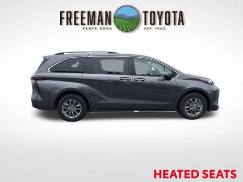 Used 2025 Toyota Sienna XLE FWD image 4