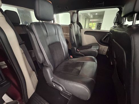 Used 2017 Dodge Grand Caravan SXT FWD image 17