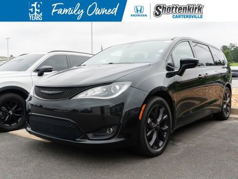 Used 2020 Chrysler Pacifica Touring w/ S Appearance Package FWD image 1