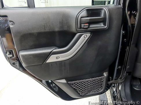Used 2016 Jeep Wrangler Unlimited Sahara w/ Connectivity Group AWD/4WD image 18